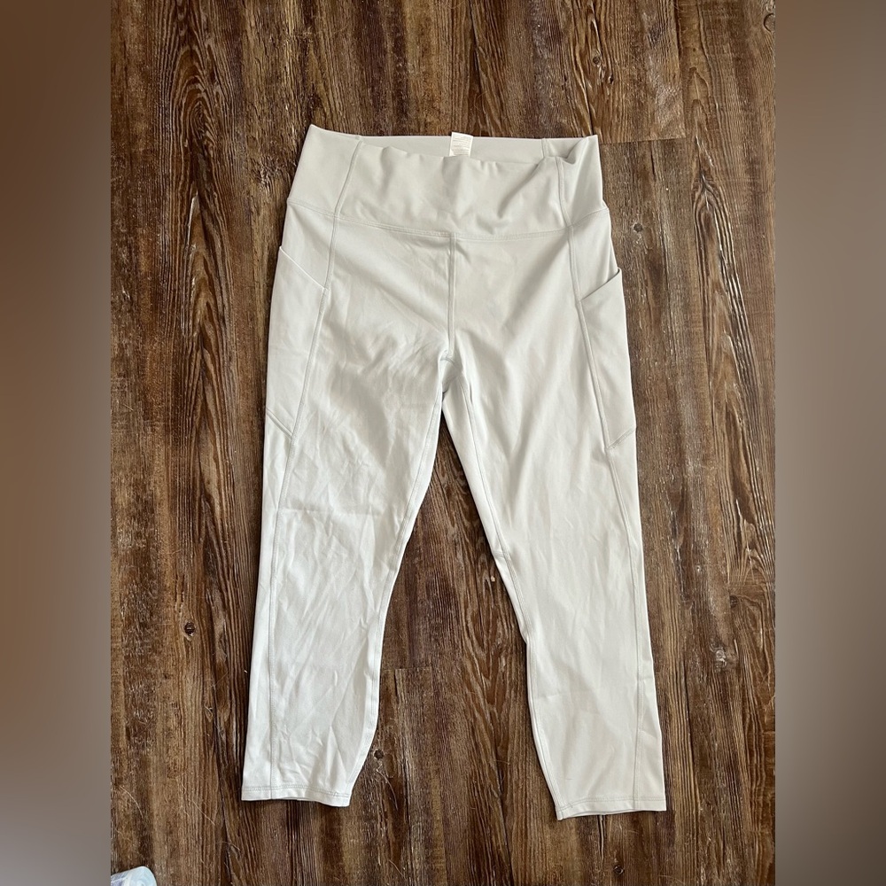 NWT Fabletics Mineral Gray Oasis High-Waisted Pocket Capri Size Large